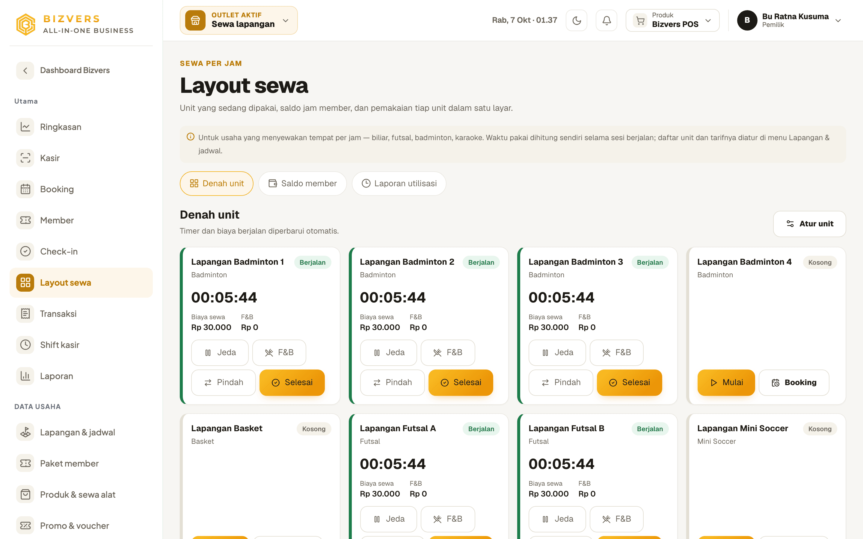 Layar Layout sewa Bizvers: lapangan futsal dan badminton dengan sesi berjalan dan timernya