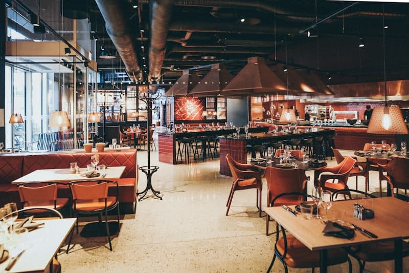 Interior restoran dengan meja tertata